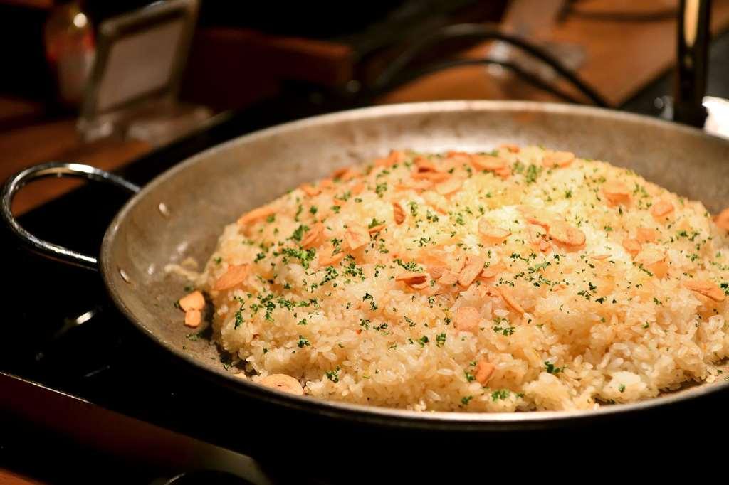 Nagoya Prince Hotel Sky Tower Restaurace fotografie A pan of chicken and rice casserole